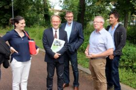 Aline Ferrière, conseillère municipale, présidente de la commission de quartier de la Fontaine d’Ouche, Patrice Château, adjoint au maire de Dijon chargé de l’environnement, Jean-Yves Pian, Président du Conseil de Surveillance du CH La Chartreuse, Jean-Philippe Maître, responsable des espaces verts et de la voierie du CH La Chartreuse, Johann Lallemand, chargé des collections botaniques du Muséum Jardin des Sciences de l’Arquebuse,