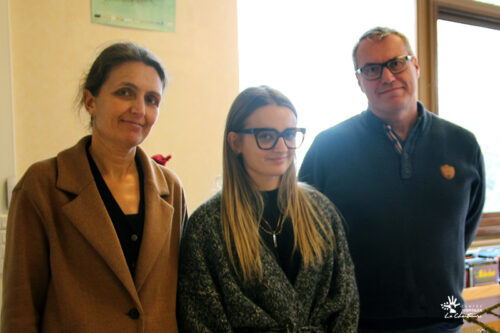 Julie MAILLARD, directrice des Affaires générales du CH La Chartreuse, Lou BIERRY, apprentie à l’ARS Bourgogne-Franche-Comté, et Frédéric ETIEVANT, cadre supérieur de santé du Pôle Psychiatrie de l’Enfant et de l’Adolescent, lors de la remise des jouets collectés.